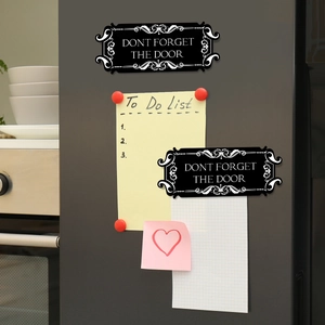 Magnetic sign for fridge with 'DONT FORGET THE DOOR' text in minimalist black design