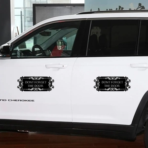 Detail view of retro black magnetic door sticker with DONT FORGET THE DOOR text on a car