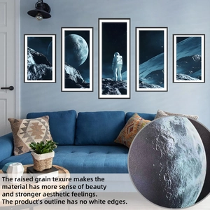 Dettaglio dell'arte murale astronauta con texture a grana sollevata e cornice nera