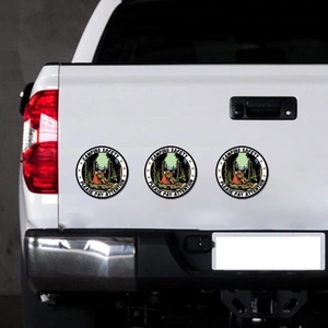 Trois stickers magnétiques de camping rétro avec forêt et ours sur un camion blanc