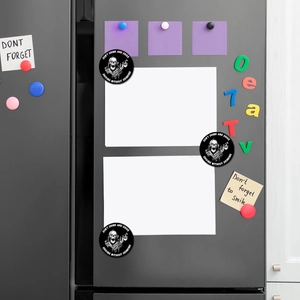 Trois aimants ronds avec crâne et message contre l'alcool au volant sur le frigo