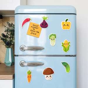 Set di 8 simpatici magneti da frigo a forma di verdure su frigorifero retrò blu