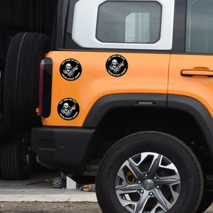 Aimant de voiture tête de mort avec slogan Don't Drink and Drive sur voiture orange