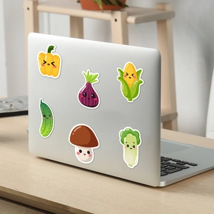 Set di 6 simpatici adesivi per verdure a cartoni animati su un laptop d'argento