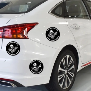 Détail des autocollants magnétiques Don't Drink and Drive sur une carrosserie blanche