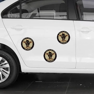 Trois magnets circulaires Peace to the World avec squelette ailé sur une voiture