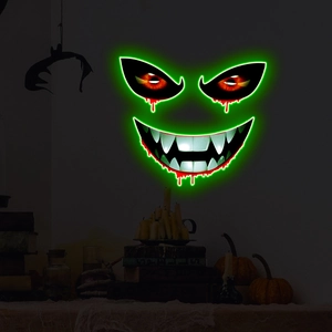 Macro di un mostro di Halloween al neon verde che brilla nel buio con decori