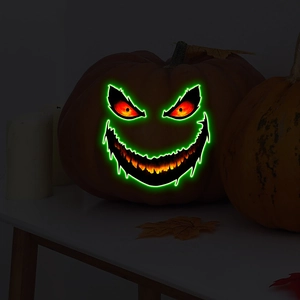 Dettaglio dell'adesivo di zucca per Halloween con contorni neon verdi e occhi rossi luminosi