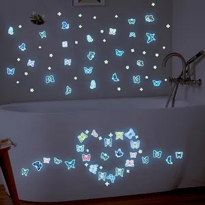 Autocollants muraux papillons et étoiles luminescents dans une salle de bain