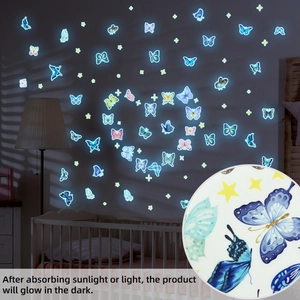 Vue détaillée des stickers muraux papillon et étoile bleus fluorescents dans le noir