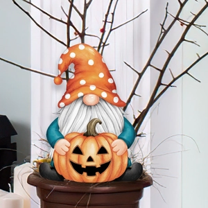 Macro-opname van een Halloween tuinkabouter met witte baard en een decoratieve pompoen