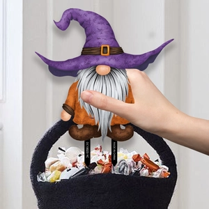 Detailopname van een Halloween kabouter tuinpadsteker geplaatst in een snoepmand