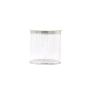 Detail einer transparenten zylindrischen Make-up Schwamm Box mit silbernen Metallkanten