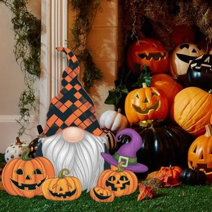 Halloween tuinkabouter met geruite hoed en verschillende Jack-o'-lantern pompoenen