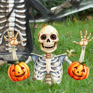 Detail van tuinmeubilair met skelet en twee glimlachende pompoenen voor Halloween-decoratie