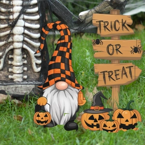 Halloween tuinkabouter met pompoen en geruite hoed voor feestelijke buitendecoratie