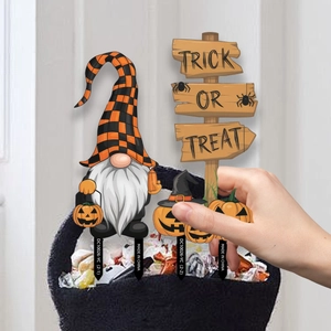 Detail van Halloween tuinstekers met kabouter, pompoen en Trick or Treat bordje