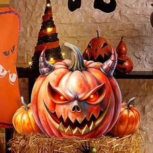 Macro-opname van Halloween-pompoen met rode lichtgevende ogen en hoorns op stro