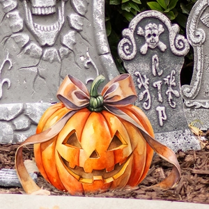 Levendige aquarel pompoen tuin steker met paarse strik en klassiek Jack-o'-lantern gezicht