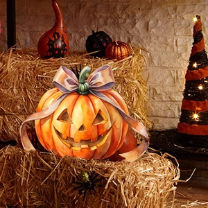 Halloween aquarel pompoen steker met paarse strik op tuin hooi achtergrond