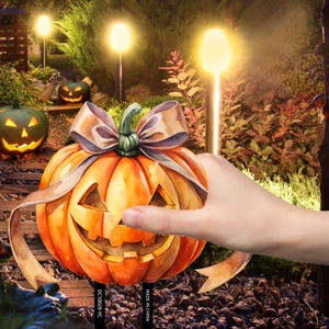 Halloween pompoen tuinhekje met blauwe strik en aquarel stijl in de hand gehouden