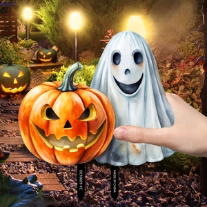 Macroshot van Halloween pompoen en spook tuinpadverlichting met aquareltexturen
