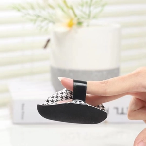 Mini houndstooth pattern finger puff sponge for precise makeup application on face