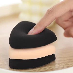 Makroaufnahme der weichen Textur und Elastizität der dreieckigen Make-up-Schwämmchen