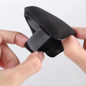 Detail der weichen schwarzen dreieckigen Make-up-Quaste mit Textur und elastischem Halteband