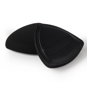 Paar weiche schwarze dreieckige Make-up-Puffs mit Plüschstruktur und geprägten Kanten