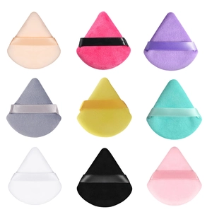 Juego de nueve borlas de polvo triangulares de colores con cintas para maquillaje