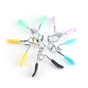 Cinq recourbe-cils multicolores à grand angle avec poignées ergonomiques sur fond blanc