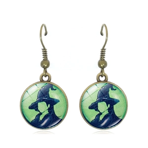 Orecchini con silhouette di strega, cabochon in vetro verde e ganci in bronzo antico