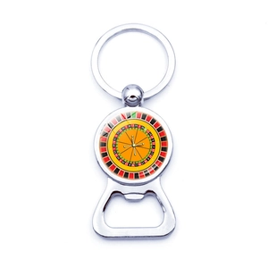 Détail d'un porte-clés décapsuleur en métal argenté avec un motif de roulette de casino