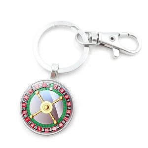 Macro d'un porte-clés roulette de casino argenté avec échelle numérique multicolore