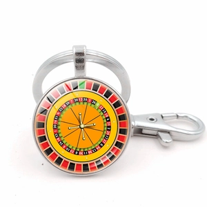 Détail macro d'un porte-clés roulette de casino avec dôme en verre et chiffres classiques