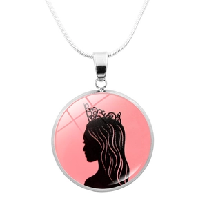 Wicked-Halskette mit rosa Anhänger, schwarzer Kronen-Silhouette und Schlangenkette