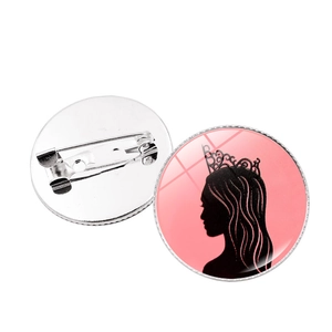 Insigne broche ronde rose de sorcière Wicked avec silhouette noire et couronne