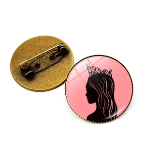 Broche ronde avec silhouette Elphaba Glinda rose et noir et revers en bronze antique