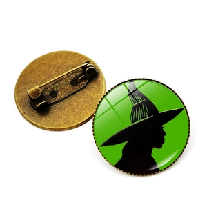 Broche silhouette de sorcière verte avec dôme en verre et épingle en bronze antique