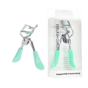 Détail du recourbe-cils vert menthe avec ressort de tension en emballage transparent