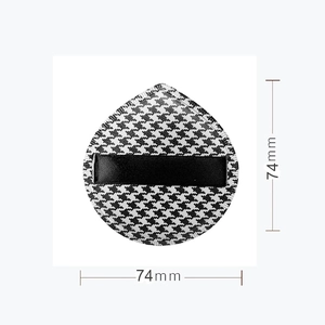 Macro-opname van waterdruppel make-up puff met zwart-wit houndstooth patroon en lint