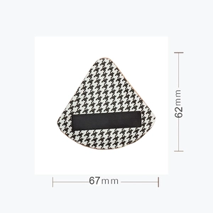 Detail van de pied-de-poule poederdons met afmetingen van 67 mm breed en 62 mm hoog