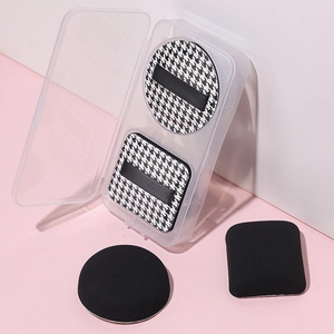 Detailweergave van de make-up puff set met pied-de-poule patroon en opbergdoos
