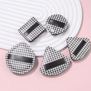 Make-up poederdons set met pied-de-poule patroon in ronde vierkante en driehoekige vormen