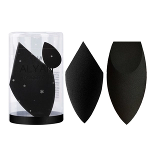 Detail van zwarte make-up spons set met druppelvorm en schuine snede in transparante koker