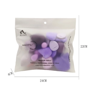 Detail van paarse make-up spons set in een matte halftransparante opbergzakje