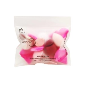 Make-up sponsset met diverse vormen in een matte ritszak op een witte achtergrond