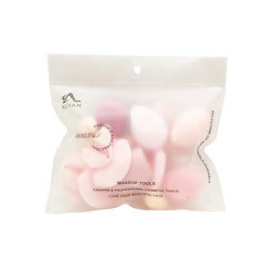 Macro-opname van kleurrijke make-up sponsjes in een matte opbergtas met ritsluiting
