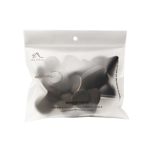 Detail van professionele zwarte make-up spons set in matte halftransparante zak
